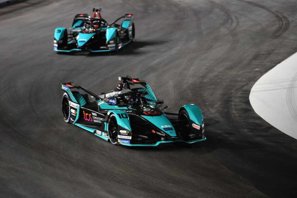 JAGUAR TCS RACING открывает восьмой сезон Formula E первыми очками