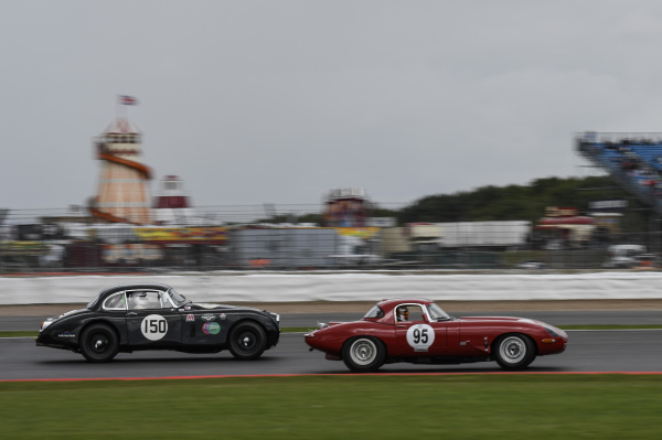 Классические модели Jaguar и концепт XJ220 на Silverstone Classic