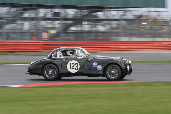 Классические модели Jaguar и концепт XJ220 на Silverstone Classic