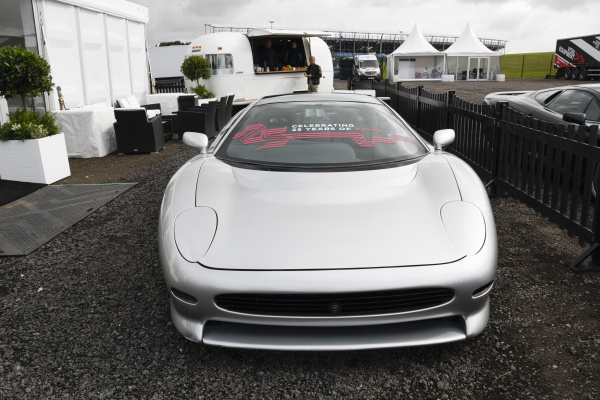 Классические модели Jaguar и концепт XJ220 на Silverstone Classic