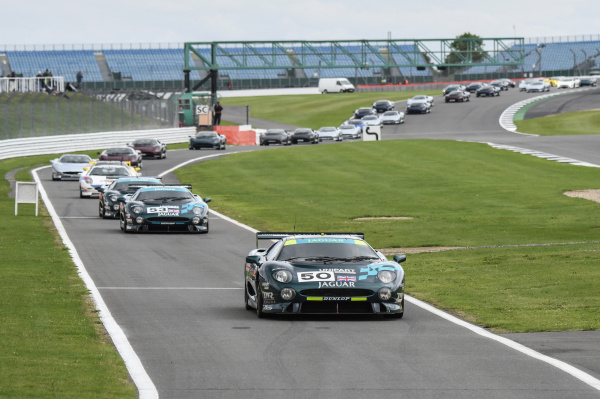 Классические модели Jaguar и концепт XJ220 на Silverstone Classic